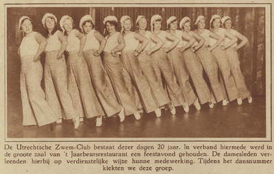 873969 Groepsportret van een groep vrouwelijke leden van de Utrechtsche Zwemclub, bij een optreden tijdens de ...